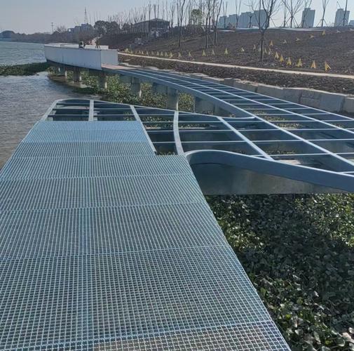 内河浅滩湿地人行桥钢结构工程施工进行中